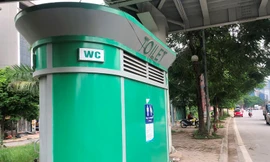 Cận cảnh nhà vệ sinh công cộng đổi quảng cáo vừa sử dụng đã hỏng