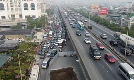 Đường Nguyễn Xiển tắc cứng vì lô cốt chiếm 2/3 lòng đường