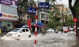 Ngập nặng trên hàng chục tuyến phố Hà Nội chiều nay