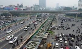 Hợp long hai cầu vượt thép tại nút giao Mai Dịch sau 6 tháng thi công