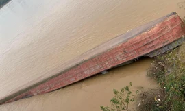  Tàu xà lan chở cát bị lật úp tại chân cầu Chương Dương