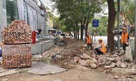 Công trình cải tạo vỉa hè trên phố Trần Thủ Độ đã bị đình chỉ thi công.