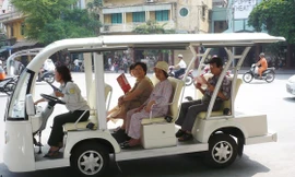 Xe điện đang hoạt động tại phố cổ và bờ hồ Hoàn Kiếm, Hà Nội. Ảnh: Trọng Đảng