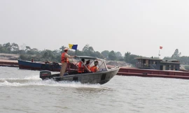 Cảnh sát kiểm tra, nhiều tàu chở cát ‘dừng hình’ không chạy