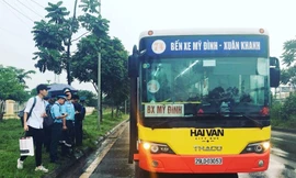 Xe buýt tuyến 74 hoạt động trên đường