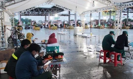 Lực lượng liên ngành Hà Nội ngồi dưới mưa ‘canh’ chốt cửa ngõ