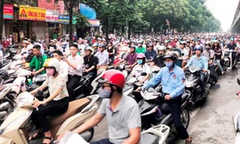 Hà Nội hiện đang có trên 5 triêu xe máy đang lưu thông trên đường. Ảnh: Anh Trọng