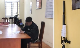 N. làm việc tại cơ quan công an và khẩu súng hơi. Ảnh Công an cung cấp.