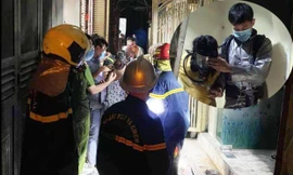 Lực lượng PCCC&CNCH tiếp cận, nhường mặt nạ phòng độc cho nạn nhân.