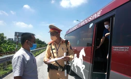 Các chốt kiểm soát phương tiện vận tải hành khách, hàng hóa. Ảnh: Thanh Hà.