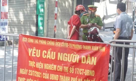 Gặp chốt cảnh sát, nhiều người viện đủ lý do để ra đường mong được tha phạt