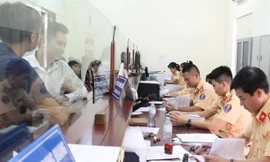 Hôm nay, người dân làm thủ tục đăng ký xe online