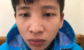 Đeo thử dây chuyền vàng rồi vờ soi gương để... chạy