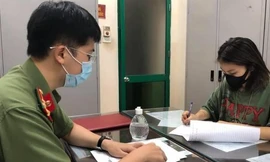 P.N.T làm việc với cơ quan chức năng. Ảnh ANTĐ