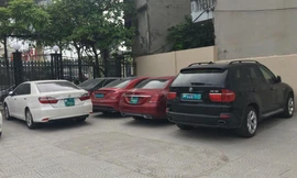 5 chiếc xe hạng sang không có giấy tờ bị phát hiện trong đường dây. Ảnh Công an cung cấp.