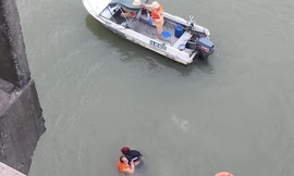 Đại úy Nhiên tiếp cận và đưa người phụ nữ vào bờ an toàn.