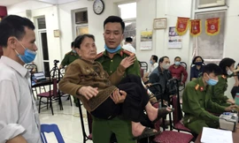 Cảnh sát cõng người cao tuổi đi làm căn cước công dân gắn chíp