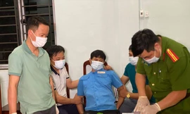 Đối tượng Khé (áo xanh) ngồi giữa. Ảnh Công an tỉnh Lào Cai.