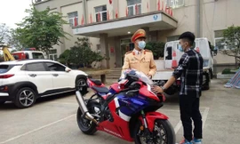 Nam thanh niên cùng chiếc xe máy tại cơ quan chức năng.