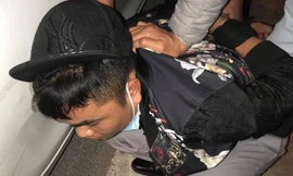 Đối tượng Hiếu bị cảnh sát khống chế. Ảnh: Công an cung cấp