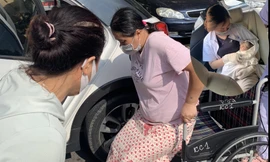 Sản phụ N. được công an và cán bộ y tế hỗ trợ tại chốt kiểm soát dịch.