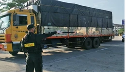 Nhiều xe tải, xe khách phải quay đầu trên cao tốc Pháp Vân - Cầu Giẽ. Ảnh: Thanh Hà