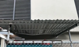 Mái tôn nơi anh Mạnh đỡ cháu bé bị lõm xuống. Ảnh: Thanh Hà