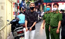 Đối tượng Phạm Việt Dũng (trái). Ảnh: H.Y