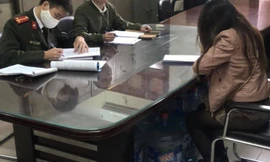 Người phụ nữ làm việc tại cơ quan chức năng. Ảnh Công an cung cấp