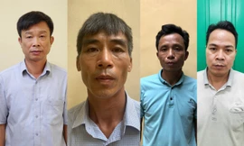 Nguyễn Xuân Hùng (ngoài cùng bên trái) cùng các bị can trong vụ án