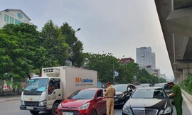 Lực lượng chức năng kiểm tra giấy đi đường của người dân.