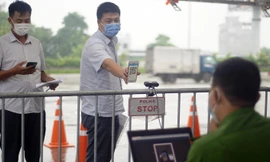 Bộ Công an bắt đầu quét mã QR Code cho xe cá nhân tại 23 chốt kiểm soát dịch ở Hà Nội