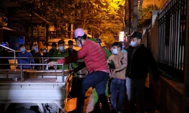 Lực lượng chức năng khống chế M. đưa về trụ sở làm rõ. Ảnh: Đ.G