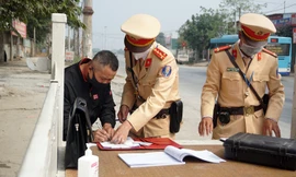 CSGT xử lý trường hợp vi phạm nồng độ cồn. Ảnh: Thanh Hà
