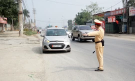 Lực lượng CSGT kiểm tra, xử lý vi phạm.