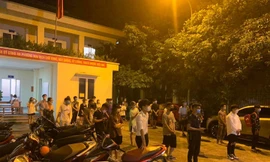 Nhóm thanh niên tụ tập trên cầu vượt đi bộ. Ảnh Công an TP Hà Nội