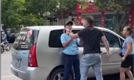 Tài xế xe ô tô con tay cầm dao xô xát với phụ xe buýt. Ảnh cắt từ clip.