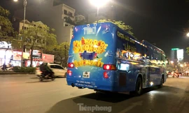 Chiếc xe ô tô dán kín decal quảng cáo lưu thông trên đường.