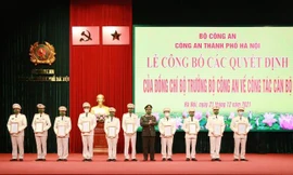 Trao quyết định điều động, bổ nhiệm cán bộ chủ chốt Công an TP Hà Nội. Ảnh: ANTĐ