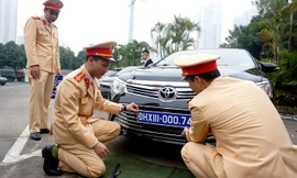 Cục CSGT kiểm định, gắn biển tạm thời cho hơn 100 xe phục vụ Đại hội XIII