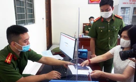 Thu hồi sổ hộ khẩu giấy từ ngày 1/7.