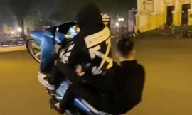 Hình ảnh hai nam thanh niên bốc đầu xe SH.