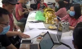 Lực lượng chức năng thu giữ tang vật vụ án.