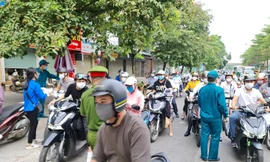 Hà Nội: Phương tiện ùn dài trước chốt kiểm soát dịch chờ kiểm tra giấy tờ