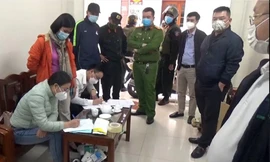 Cơ quan điều tra làm việc với những người liên quan. Ảnh Công an cung cấp