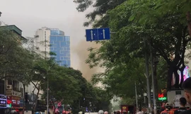 Hà Nội: Cháy tại nhà hàng Nét Huế, cột khói đen cao hàng chục mét