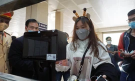 Người dân khai báo y tế, lịch trình qua máy quét Qr Code tại hai bến xe lớn nhất Hà Nội