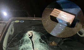 Chiếc xe ô tô bị ném gạch.