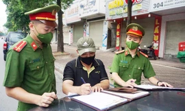 Hà Nội: Cảnh sát tăng cường tuần tra, xử lý vi phạm về giãn cách xã hội