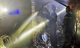 Giải cứu 2 người mắc kẹt trong ngôi nhà 5 tầng chứa đồ điện nước bị cháy